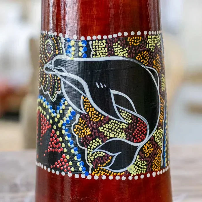 Tambor africano em madeira com couro natural e pintura manual, arte cultural de Bali com acabamento rústico e simbologia tribal.