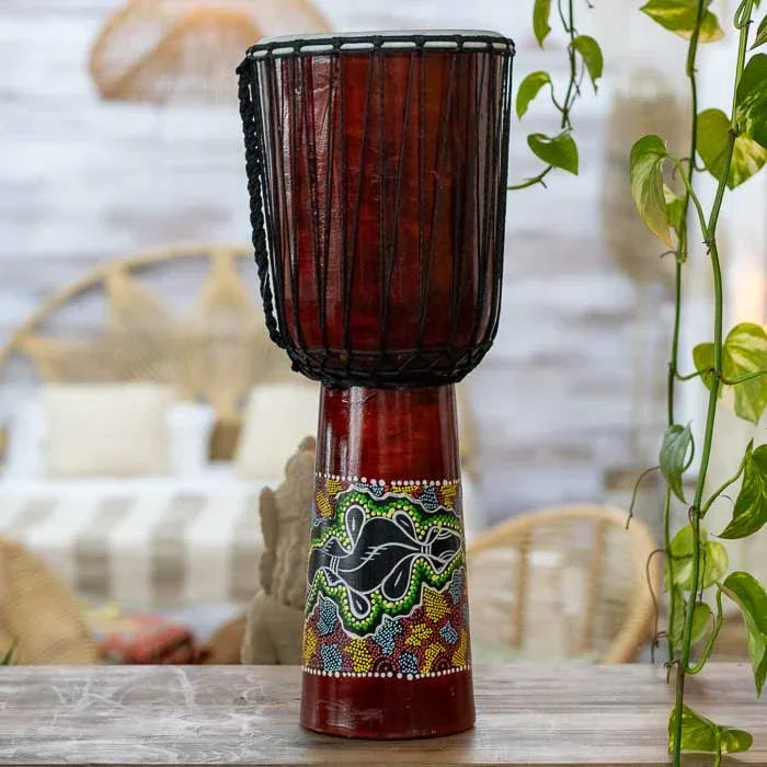Tambor africano artesanal com arte de gecko, confeccionado em madeira e couro por artesãos de Bali, peça cultural e decorativa.