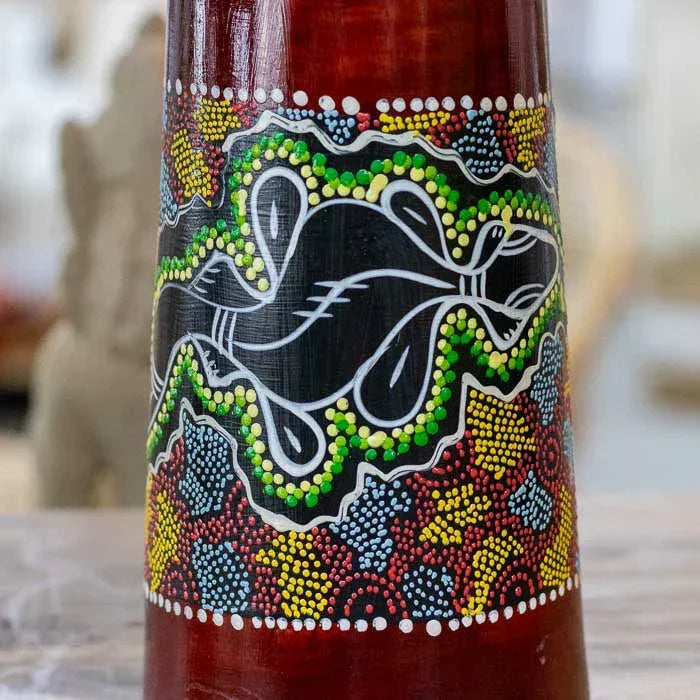 Tambor africano com pintura artesanal inspirada na fauna simbólica, produzido por artesãos balineses com madeira polida e couro esticado de forma tradicional.