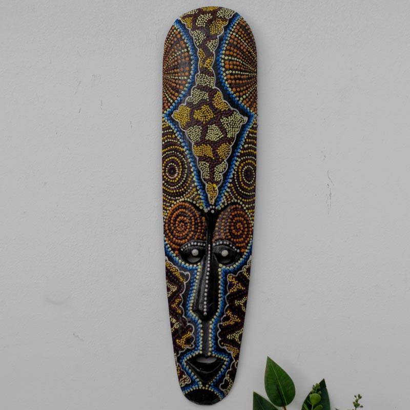 Objeto decorativo cultural com desenho inspirado na tradição de Lombok.