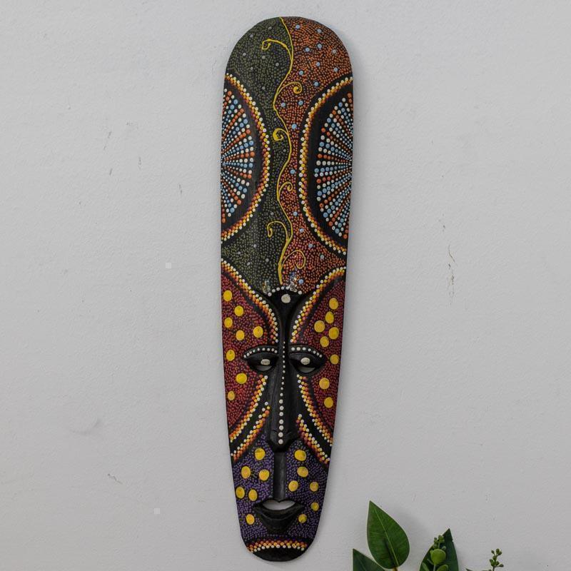 Máscara colorida em madeira da Indonésia usada como amuleto de proteção.