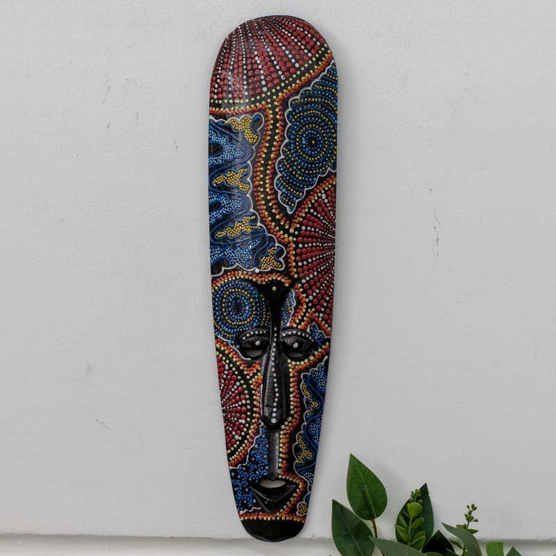 Máscara Lombok colorida entalhada em madeira Albizia, feita à mão em Bali.