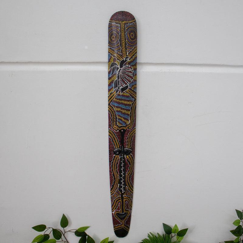 Escultura étnica em madeira com pintura artesanal vibrante de Bali.