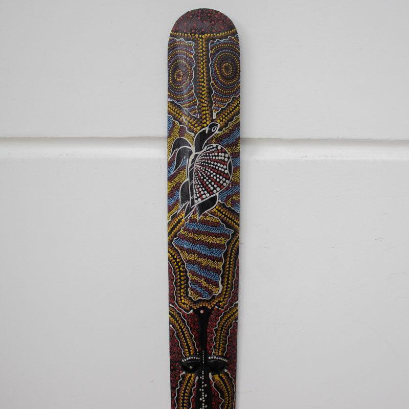 Máscara artesanal de 100cm em madeira leve com traços decorativos tribais.