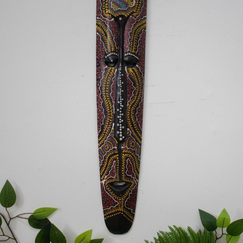 Peça de parede esculpida em madeira com estilo cultural de Lombok.