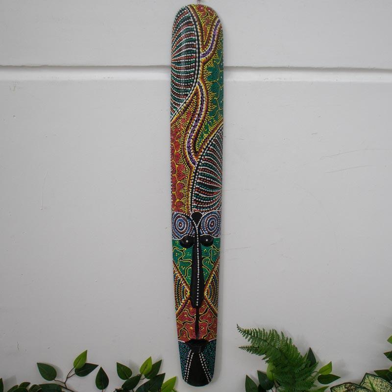 Máscara em madeira Albizia com pintura à mão em tons vivos, feita em Bali.