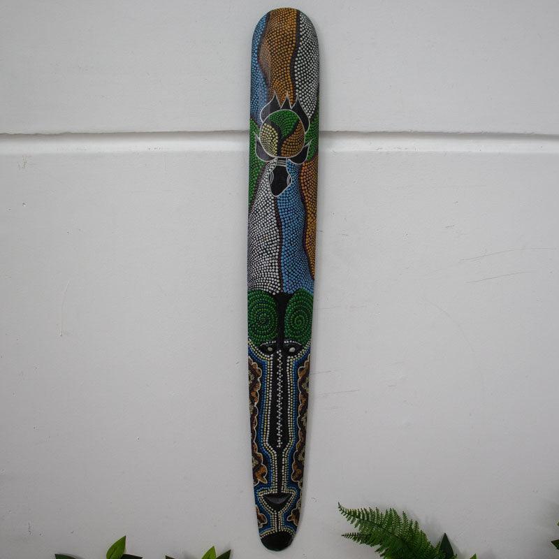 Objeto artesanal balinês com inspiração espiritual e função de amuleto de proteção.