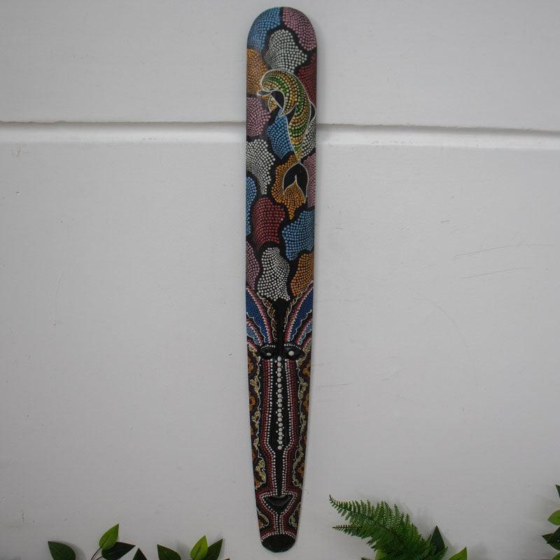 Máscara grande para decoração com pintura tribal e design cultural.