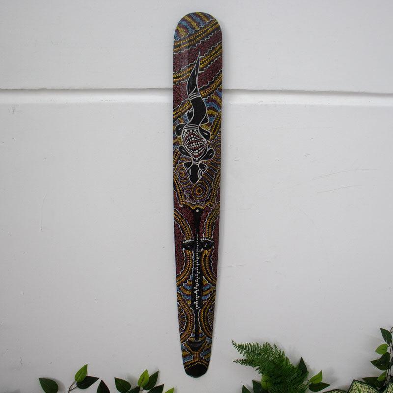 Escultura vertical em madeira com expressão simbólica e acabamento artesanal.