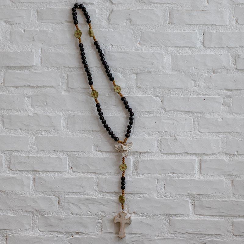 Colar de mesa artesanal em madeira com pingente do Divino Espírito Santo e flores verdes, produzido em Minas Gerais.
