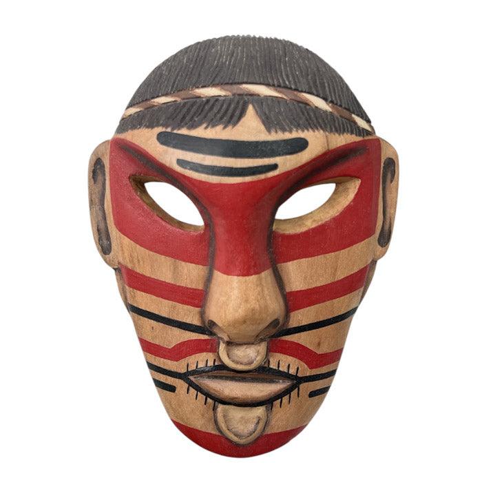 Detalhe da expressão facial e dos grafismos tradicionais em máscara de madeira indígena Matsés, simbolizando a cultura da Amazônia.