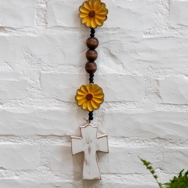 Colar de mesa artesanal em madeira com pingente de Coração Sagrado e flores amarelas, fabricado em Minas Gerais.