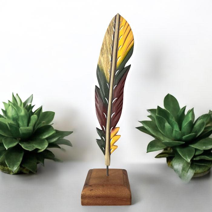 Peça talhada manualmente com traço orgânico e inspiração indígena.