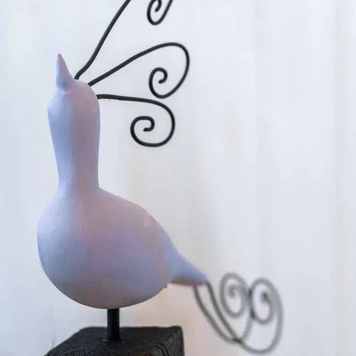 Composição de interiores com artesanato mineiro de alto padrão em madeira e metal.