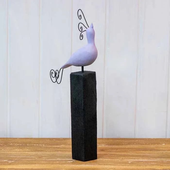 Escultura contemporânea de pássaro mineiro com acabamento em pátina colorida fosca.