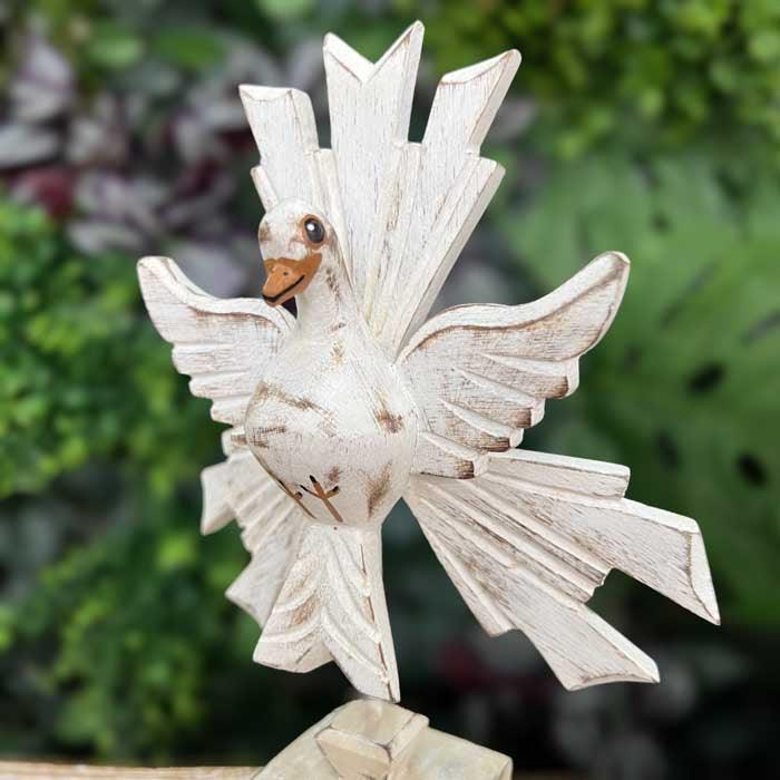 CR98-4-escultura-resplendor-catolica-religiosa-pomba-artesanato-brasileiro-curral-cor-minas-gerais-prados-madeira-decoracao-brasileira-design-autoral-loja-artesintonia-2