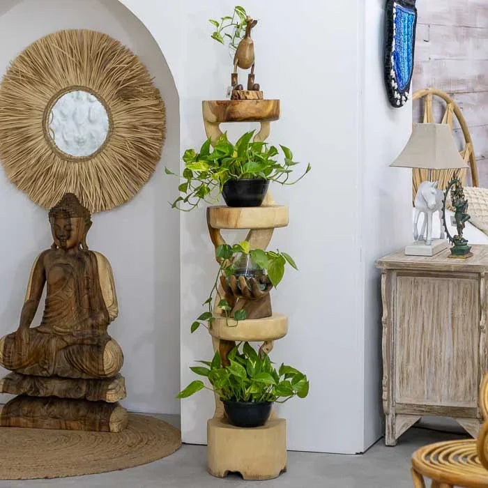 Escultura funcional em madeira suar natural com design orgânico e quatro apoios, representando o artesanato balinês e a beleza das formas naturais.