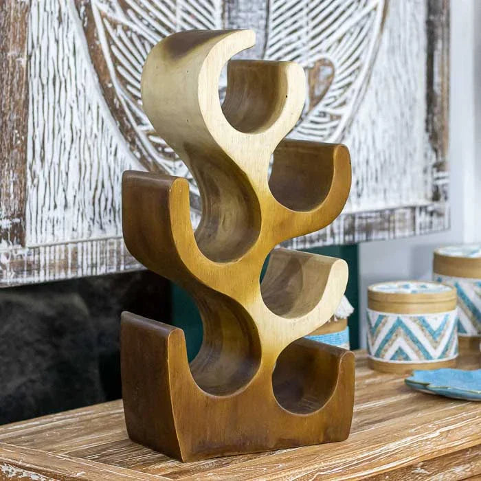 Porta-vinhos em madeira Suar com design escultural e acabamento artesanal.