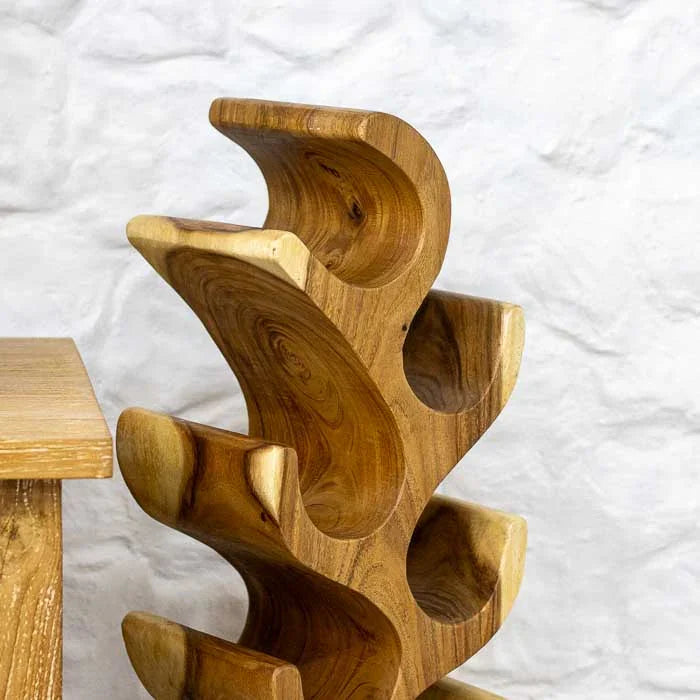 Escultura utilitária em madeira Suar de Bali usada como adega artesanal.