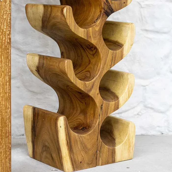 Adega artesanal de madeira com espaço para garrafas e acabamento natural.