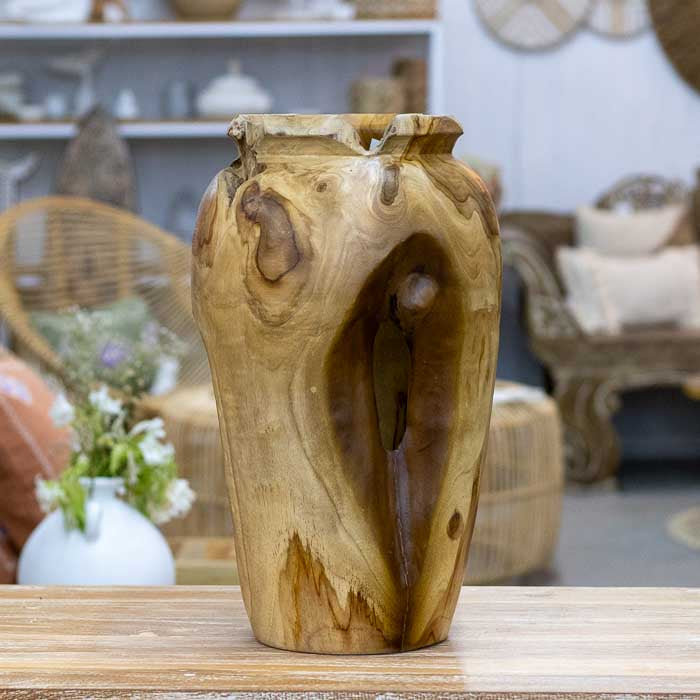 Vaso artesanal feito em raiz de madeira teca com camada protetora e acabamento natural, produzido manualmente por artesãos de Bali, ideal para home decor orgânico.