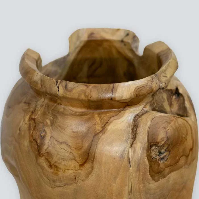 Vaso rústico e orgânico feito à mão em madeira teca com acabamento natural, utilizado como elemento decorativo exclusivo e sustentável na decoração.