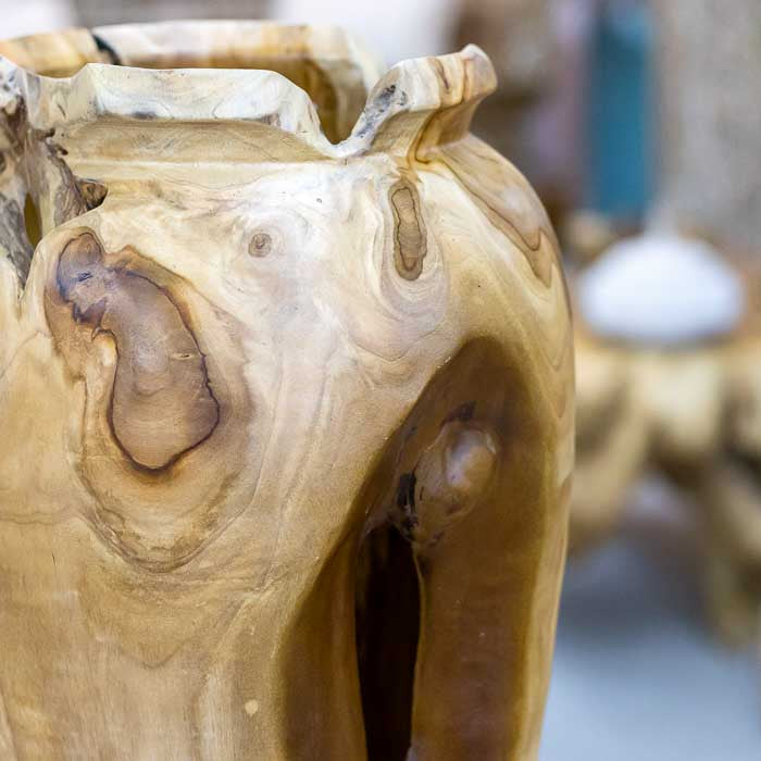 Vaso rústico e orgânico feito à mão em madeira teca com acabamento natural, utilizado como elemento decorativo exclusivo e sustentável na decoração.