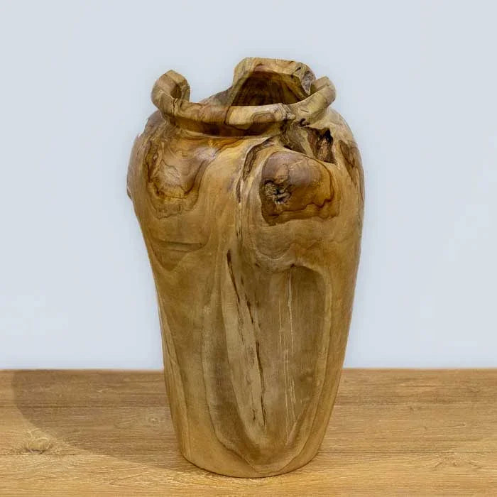 Detalhe do vaso decorativo em raiz de madeira teca de Bali, peça artesanal com textura natural e veios únicos, destacando a beleza da madeira tropical.
