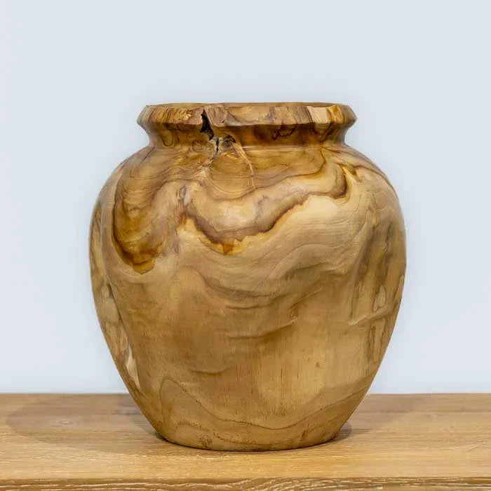 Vaso redondo artesanal em raiz de madeira teca de Bali, perfeito para decorações a, boho e contemporâneas, destacando o equilíbrio entre natureza e arte.