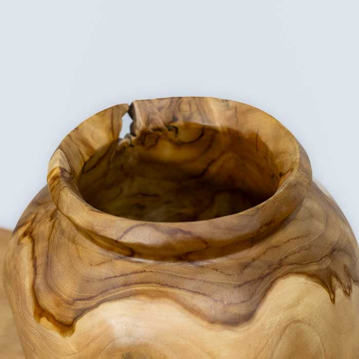 Vaso artesanal feito à mão em raiz de madeira teca natural com acabamento polido e formato arredondado, produzido por artesãos de Bali, ideal para home decor orgânico.