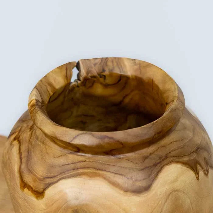 Vaso artesanal feito à mão em raiz de madeira teca natural com acabamento polido e formato arredondado, produzido por artesãos de Bali, ideal para home decor orgânico.