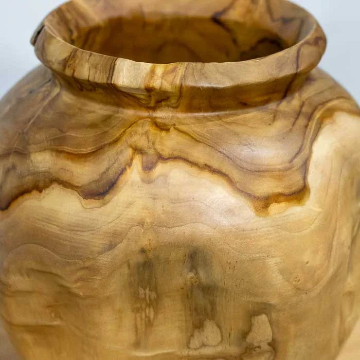 Vaso redondo artesanal em raiz de madeira teca de Bali, perfeito para decorações a, boho e contemporâneas, destacando o equilíbrio entre natureza e arte.