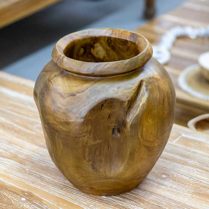 Detalhe do vaso de madeira teca artesanal com superfície lisa e veios naturais, peça exclusiva feita em Bali que valoriza a textura e a cor da madeira tropical.