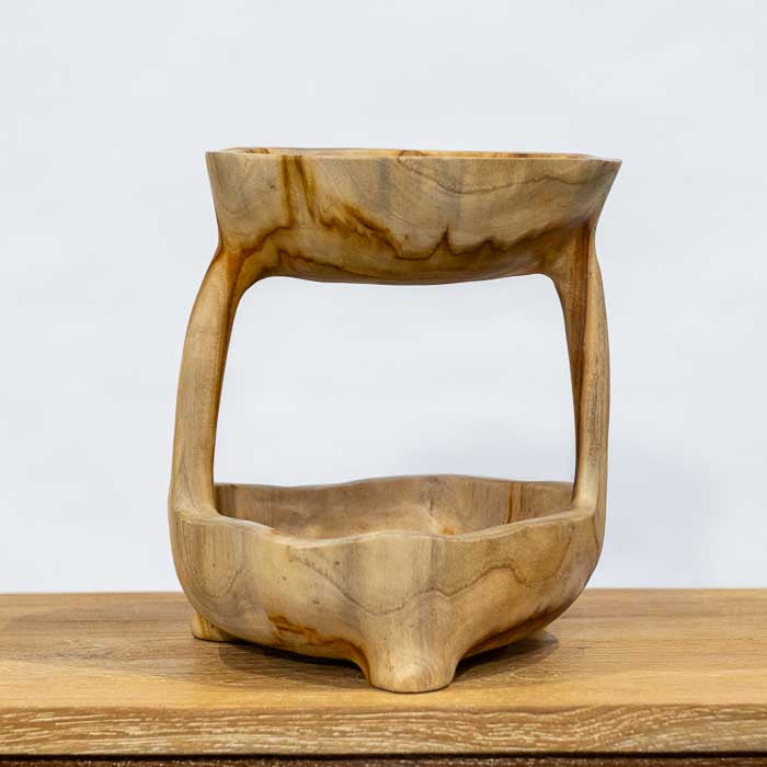 Peça artesanal balinesa talhada à mão em madeira com acabamento natural, fruteira dupla decorativa perfeita para ambientes boho e tropicais.