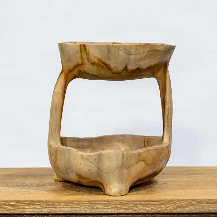 Peça artesanal balinesa talhada à mão em madeira com acabamento natural, fruteira dupla decorativa perfeita para ambientes boho e tropicais.
