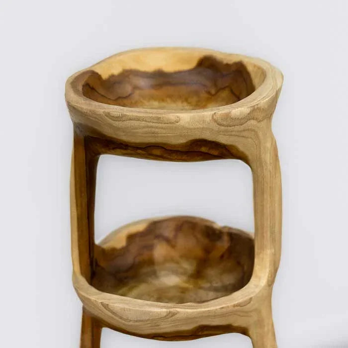 Peça artesanal balinesa com quatro níveis talhados em madeira natural, ideal para uso como fruteira ou elemento decorativo elegante.