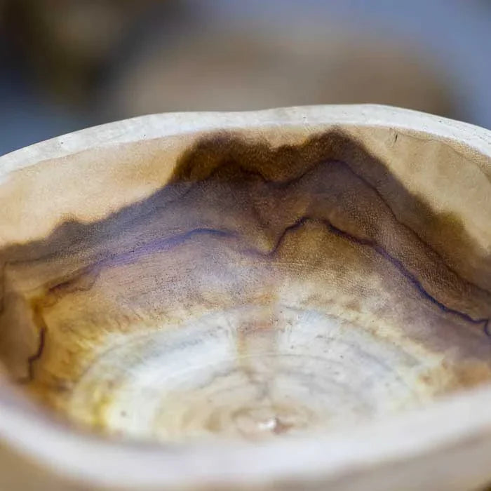 Fruteira quadrupla artesanal feita em madeira orgânica de Bali, esculpida à mão com quatro níveis e acabamento natural que valoriza os veios da madeira.