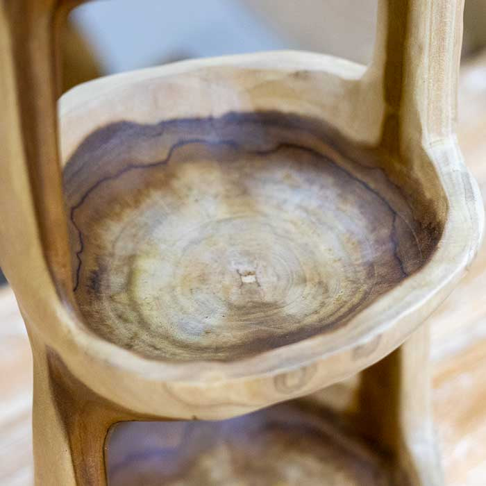 Fruteira de quatro andares feita à mão em madeira orgânica com acabamento acetinado, obra artesanal de Bali que une arte e funcionalidade.