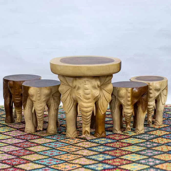 Conjunto artesanal de mesa e quatro bancos esculpidos em formato de elefante de Bali.
