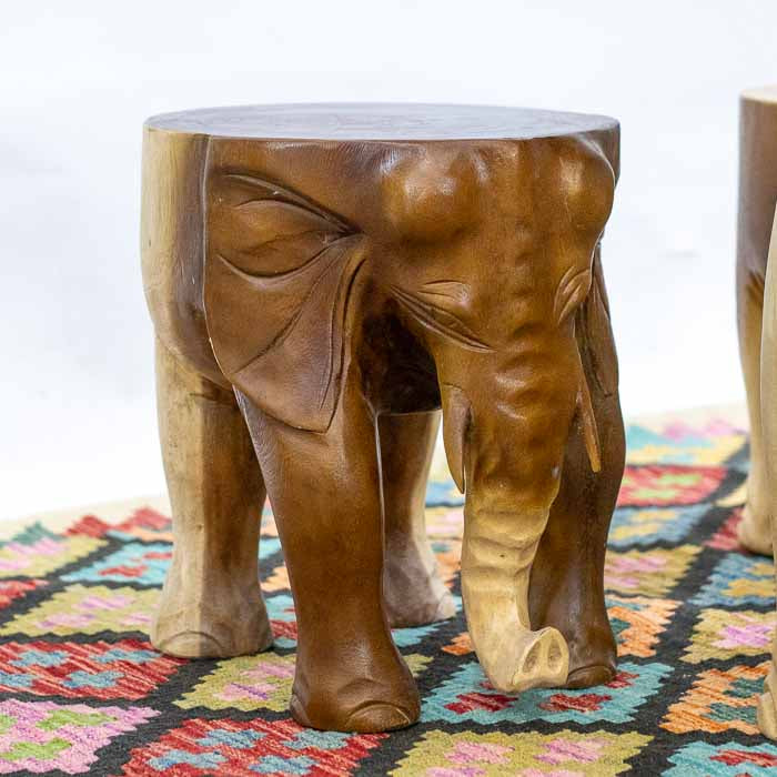 Conjunto de móveis artesanais, com diferentes tonalidades de madeira Suar.