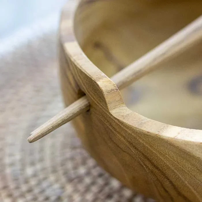 Conjunto de bowl e hashis feito manualmente em madeira teca, perfeito para composições orientais e decorações naturais com toque boho.