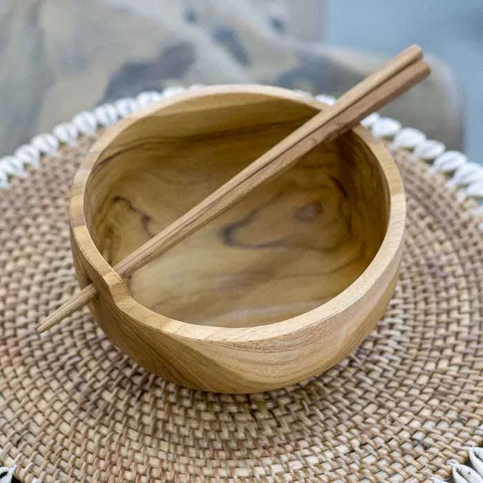 Bowl artesanal em madeira natural de Bali com hashis, peça única feita à mão com veios visíveis e acabamento acetinado.