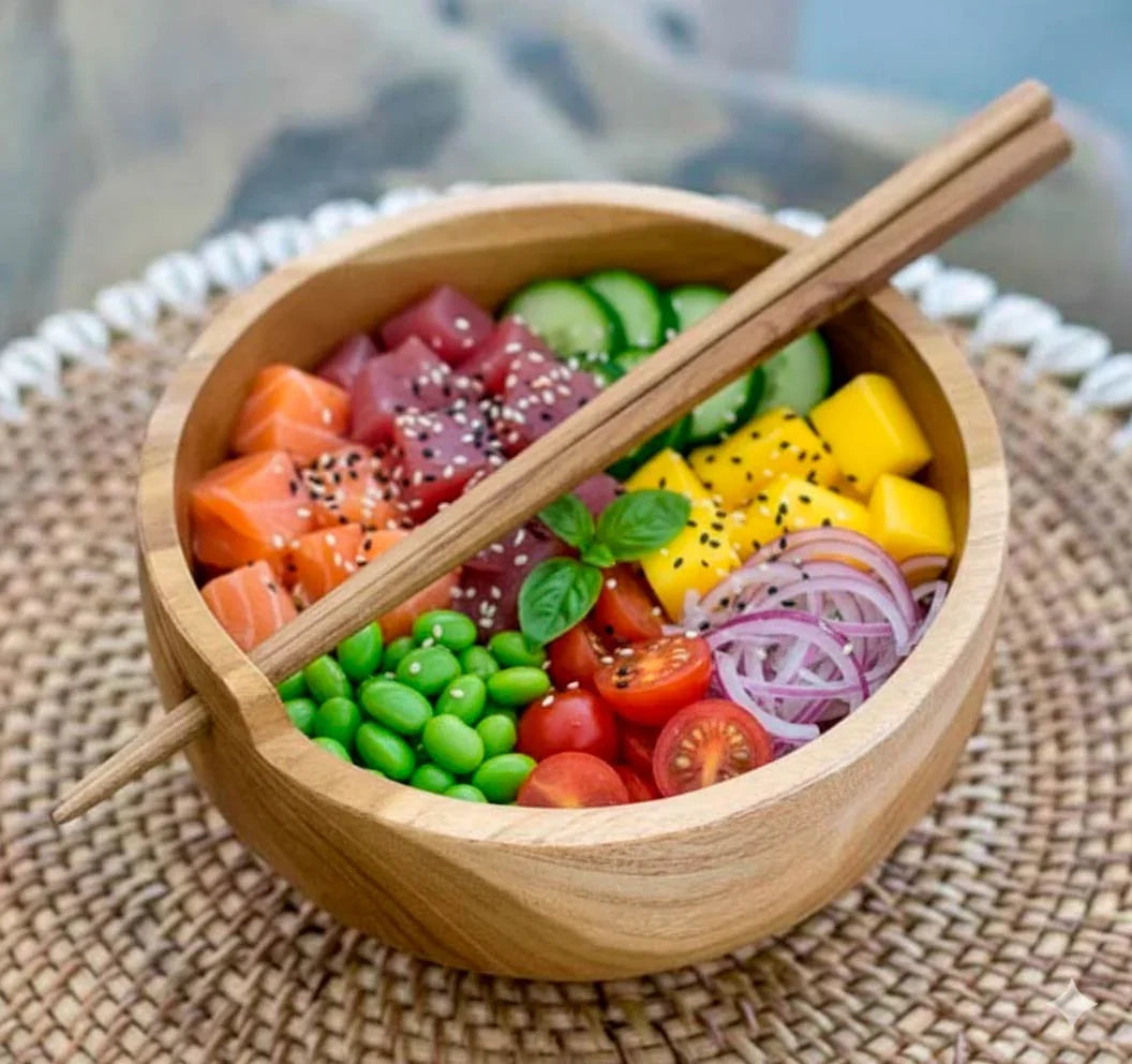 Conjunto bowl e hashi artesanal de Bali feito em madeira teca natural com acabamento suave e design orgânico, ideal para servir com estilo e elegância.