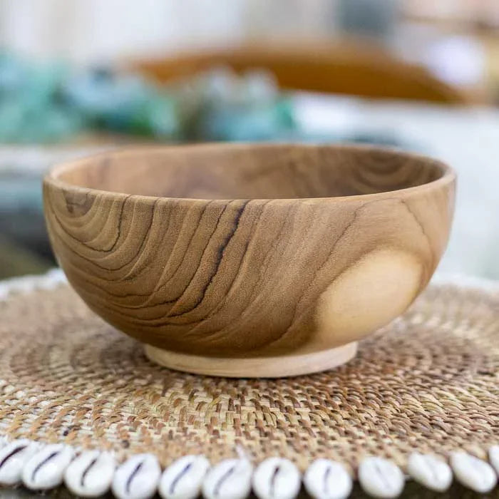 Tigela em madeira teca natural com acabamento acetinado e textura fluida, obra artesanal balinesa de grande autenticidade.