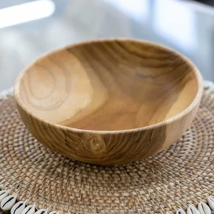 Bowl artesanal feito à mão em madeira teca natural de Bali, com acabamento acetinado e veios orgânicos, ideal para servir ou decorar.