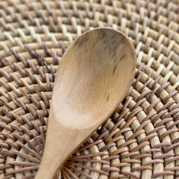 Utensílio artesanal de Bali em madeira teca maciça com veios suaves e formato compacto perfeito para mexer receitas e manipular pratos quentes.