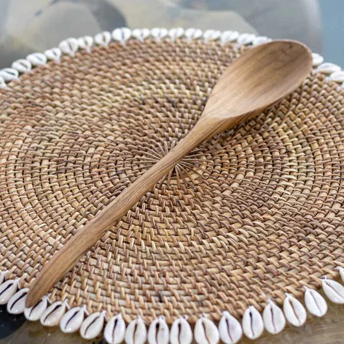 Colher de madeira artesanal feita em teca de Bali com acabamento fosco polido e formato alongado ideal para mexer, servir e preparar alimentos com leveza.