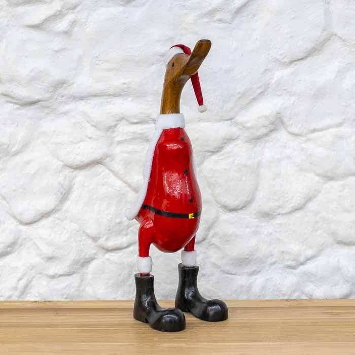 Pato decorativo de Natal esculpido em bambu natural com pintura vermelha, artigo importado e exclusivo da Arte e Sintonia para decoração natalina.