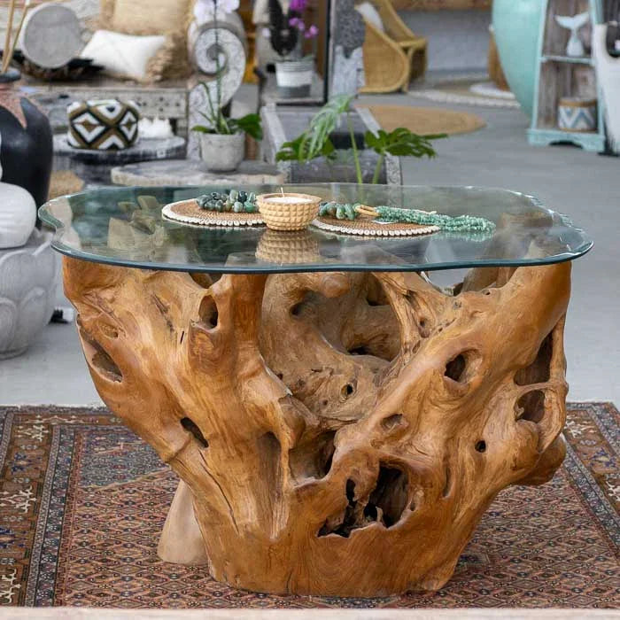 Mesa de jantar de raiz em madeira teca maciça feita em Bali com tampo de vidro temperado e design orgânico que destaca as curvas naturais da raiz.