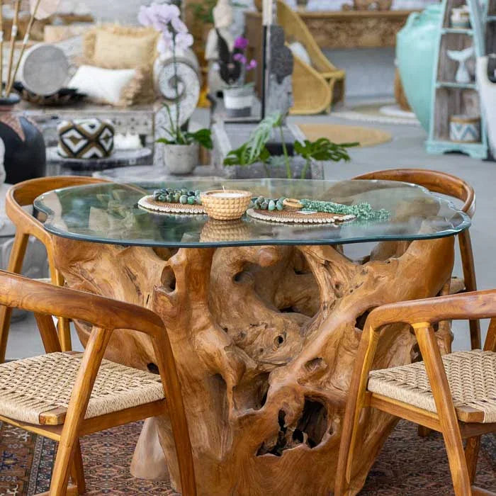 Peça escultural de Bali composta por base em raiz de teca polida com acabamento acetinado e vidro orgânico de 12mm ideal para ambientes sofisticados.